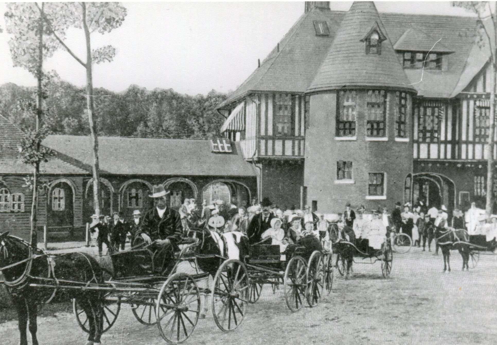 Boathouse and Carriages Ca_1900.jpg